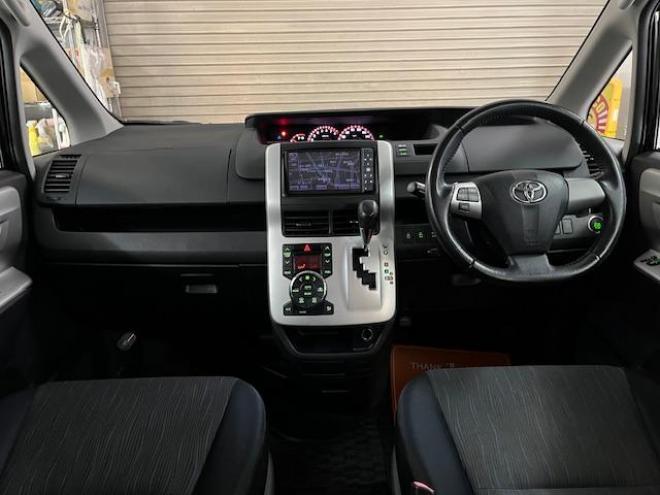 ヴォクシーＺＳ　本州仕入　禁煙車　両側パワースライドドア　純正１６インチＡＷ　社外１５ＡＷ＋スタッドレスタイヤ付　純正ＨＤＤナビ　フルセグ地デジ　/ＤＶＤ再生　Ｂｌｕｅｔｏｏｔｈオーディオ　バックカメラ　テレビキット付 4WD 2000 5Dr