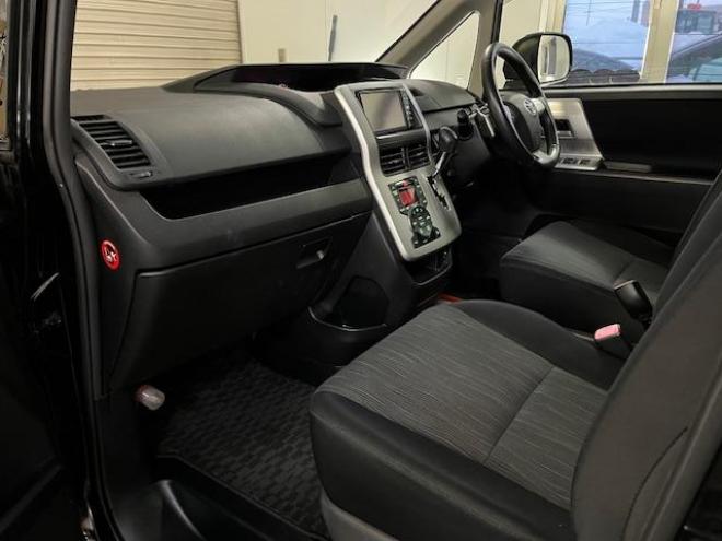 ヴォクシーＺＳ　本州仕入　禁煙車　両側パワースライドドア　純正１６インチＡＷ　社外１５ＡＷ＋スタッドレスタイヤ付　純正ＨＤＤナビ　フルセグ地デジ　/ＤＶＤ再生　Ｂｌｕｅｔｏｏｔｈオーディオ　バックカメラ　テレビキット付 4WD 2000 5Dr