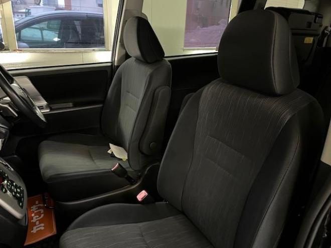 ヴォクシーＺＳ　本州仕入　禁煙車　両側パワースライドドア　純正１６インチＡＷ　社外１５ＡＷ＋スタッドレスタイヤ付　純正ＨＤＤナビ　フルセグ地デジ　/ＤＶＤ再生　Ｂｌｕｅｔｏｏｔｈオーディオ　バックカメラ　テレビキット付 4WD 2000 5Dr