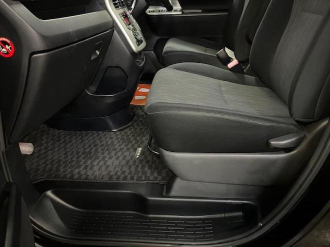 ヴォクシーＺＳ　本州仕入　禁煙車　両側パワースライドドア　純正１６インチＡＷ　社外１５ＡＷ＋スタッドレスタイヤ付　純正ＨＤＤナビ　フルセグ地デジ　/ＤＶＤ再生　Ｂｌｕｅｔｏｏｔｈオーディオ　バックカメラ　テレビキット付 4WD 2000 5Dr