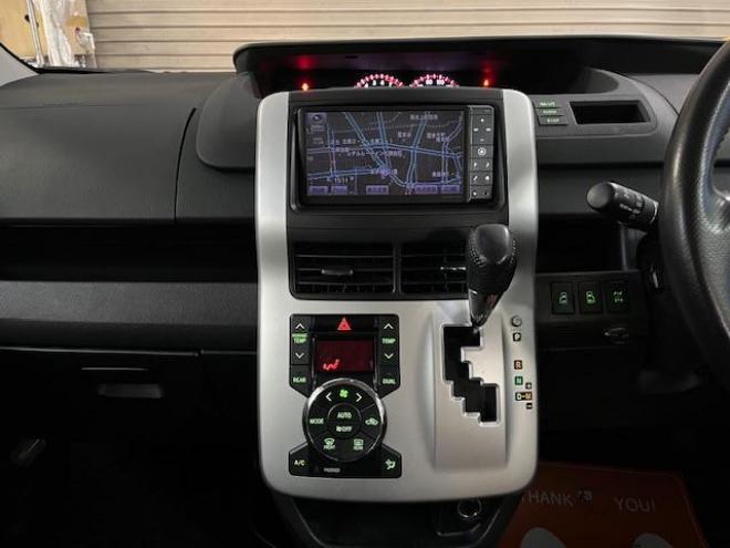 ヴォクシーＺＳ　本州仕入　禁煙車　両側パワースライドドア　純正１６インチＡＷ　社外１５ＡＷ＋スタッドレスタイヤ付　純正ＨＤＤナビ　フルセグ地デジ　/ＤＶＤ再生　Ｂｌｕｅｔｏｏｔｈオーディオ　バックカメラ　テレビキット付 4WD 2000 5Dr