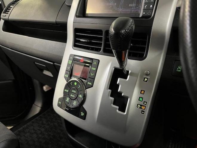 ヴォクシーＺＳ　本州仕入　禁煙車　両側パワースライドドア　純正１６インチＡＷ　社外１５ＡＷ＋スタッドレスタイヤ付　純正ＨＤＤナビ　フルセグ地デジ　/ＤＶＤ再生　Ｂｌｕｅｔｏｏｔｈオーディオ　バックカメラ　テレビキット付 4WD 2000 5Dr