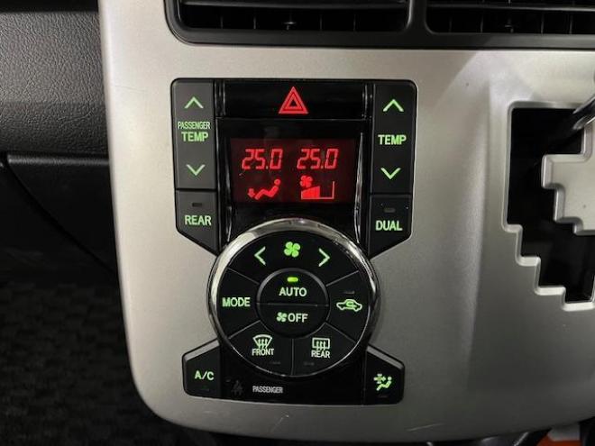 ヴォクシーＺＳ　本州仕入　禁煙車　両側パワースライドドア　純正１６インチＡＷ　社外１５ＡＷ＋スタッドレスタイヤ付　純正ＨＤＤナビ　フルセグ地デジ　/ＤＶＤ再生　Ｂｌｕｅｔｏｏｔｈオーディオ　バックカメラ　テレビキット付 4WD 2000 5Dr