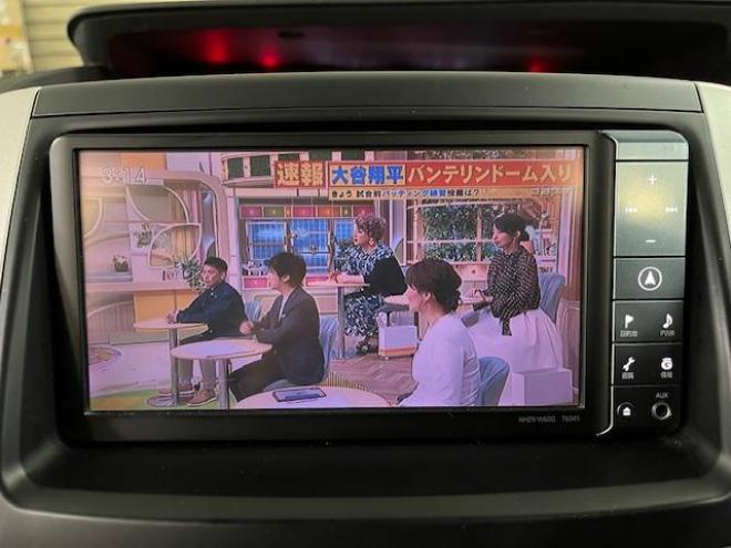 ヴォクシーＺＳ　本州仕入　禁煙車　両側パワースライドドア　純正１６インチＡＷ　社外１５ＡＷ＋スタッドレスタイヤ付　純正ＨＤＤナビ　フルセグ地デジ　/ＤＶＤ再生　Ｂｌｕｅｔｏｏｔｈオーディオ　バックカメラ　テレビキット付 4WD 2000 5Dr