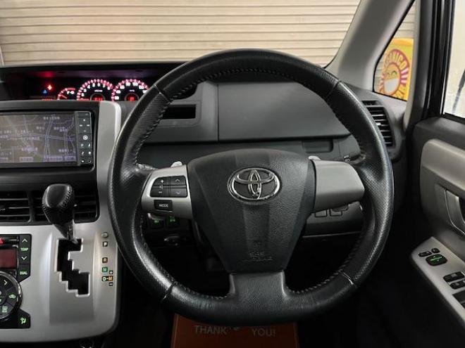 ヴォクシーＺＳ　本州仕入　禁煙車　両側パワースライドドア　純正１６インチＡＷ　社外１５ＡＷ＋スタッドレスタイヤ付　純正ＨＤＤナビ　フルセグ地デジ　/ＤＶＤ再生　Ｂｌｕｅｔｏｏｔｈオーディオ　バックカメラ　テレビキット付 4WD 2000 5Dr