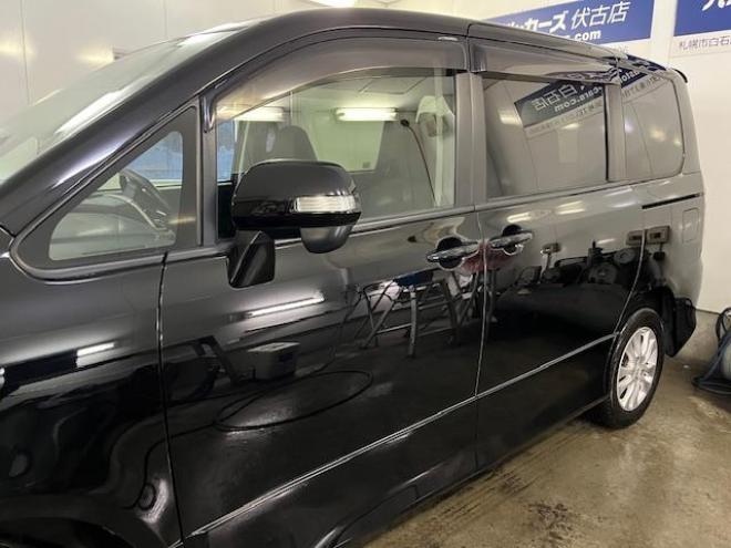 ヴォクシーＺＳ　本州仕入　禁煙車　両側パワースライドドア　純正１６インチＡＷ　社外１５ＡＷ＋スタッドレスタイヤ付　純正ＨＤＤナビ　フルセグ地デジ　/ＤＶＤ再生　Ｂｌｕｅｔｏｏｔｈオーディオ　バックカメラ　テレビキット付 4WD 2000 5Dr