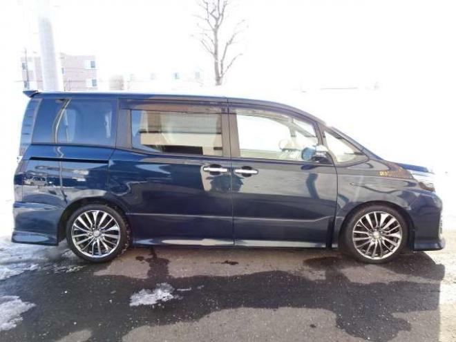 ヴォクシー2.0 ZS 煌II 4WD　本州車　保証1年/走行距離無制限　4WD　ローダウン　両側パワースライドドア　純正9インチナビ　バックカメラ　ビルトインETC　社外18インチアルミホイール　アイドリングストップ　スマートキー　LEDヘッドライト 2000