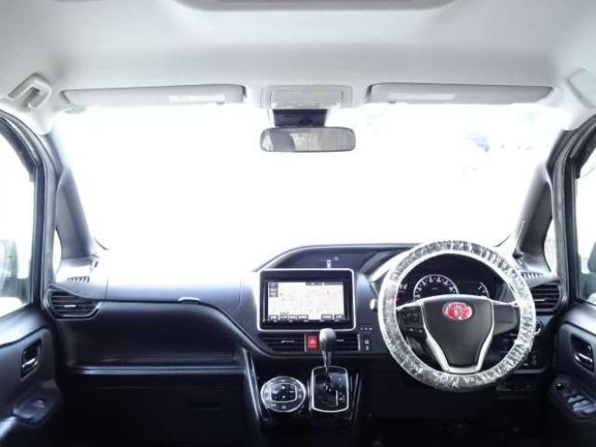 ヴォクシー2.0 ZS 煌II 4WD　本州車　保証1年/走行距離無制限　4WD　ローダウン　両側パワースライドドア　純正9インチナビ　バックカメラ　ビルトインETC　社外18インチアルミホイール　アイドリングストップ　スマートキー　LEDヘッドライト 2000