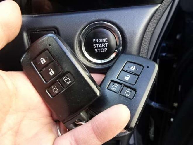 ヴォクシー2.0 ZS 煌II 4WD　本州車　保証1年/走行距離無制限　4WD　ローダウン　両側パワースライドドア　純正9インチナビ　バックカメラ　ビルトインETC　社外18インチアルミホイール　アイドリングストップ　スマートキー　LEDヘッドライト 2000