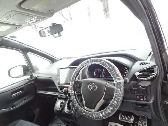 ヴォクシー2.0 ZS 4WD　本州車　保証1年/走行距離無制限　4WD　8人乗　両側パワースライドドア　純正エンジンスターター　アルパイン10インチナビ　純正16インチアルミホイール　アイドリングストップ　スマートキー　ドライブレコーダー 2000