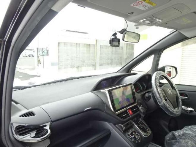 ヴォクシー2.0 ZS 4WD　本州車　保証1年/走行距離無制限　4WD　8人乗　両側パワースライドドア　純正エンジンスターター　アルパイン10インチナビ　純正16インチアルミホイール　アイドリングストップ　スマートキー　ドライブレコーダー 2000