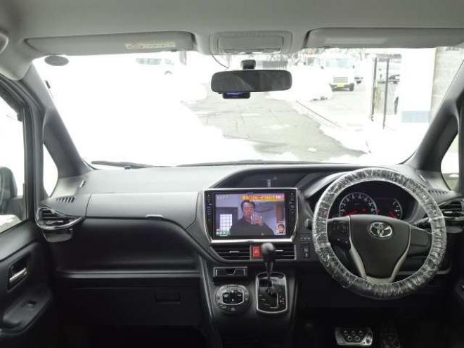 ヴォクシー2.0 ZS 4WD　本州車　保証1年/走行距離無制限　4WD　8人乗　両側パワースライドドア　純正エンジンスターター　アルパイン10インチナビ　純正16インチアルミホイール　アイドリングストップ　スマートキー　ドライブレコーダー 2000