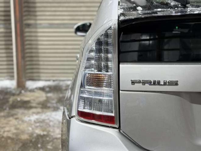 プリウス1.8 S　防錆塗装TVナビBカメ 2WD 1800