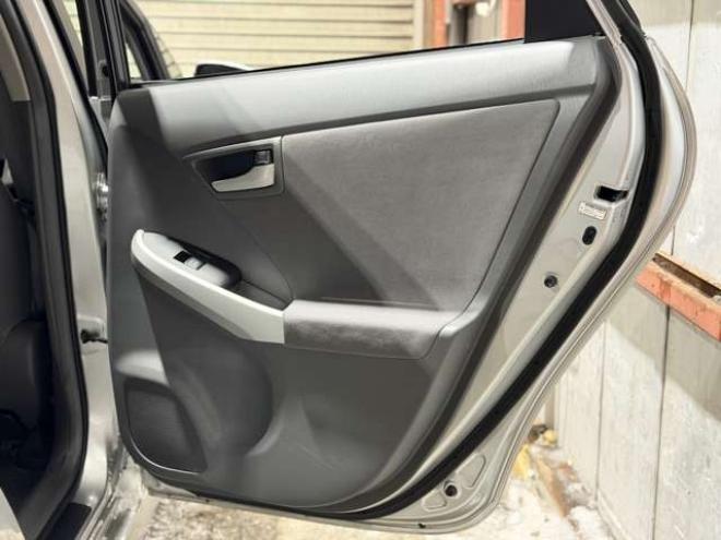 プリウス1.8 S　防錆塗装TVナビBカメ 2WD 1800