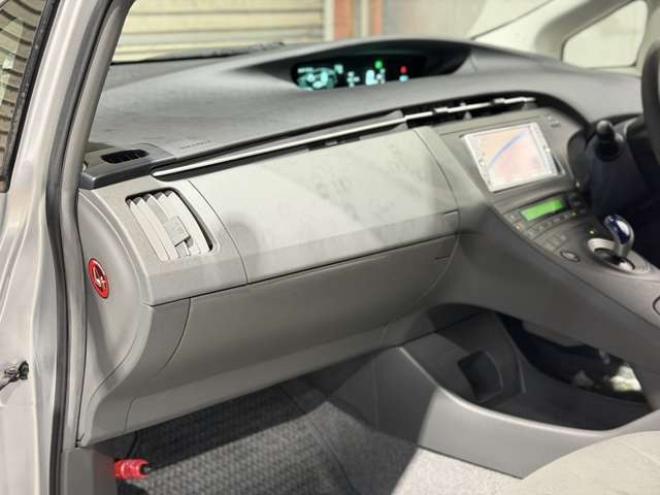 プリウス1.8 S　防錆塗装TVナビBカメ 2WD 1800