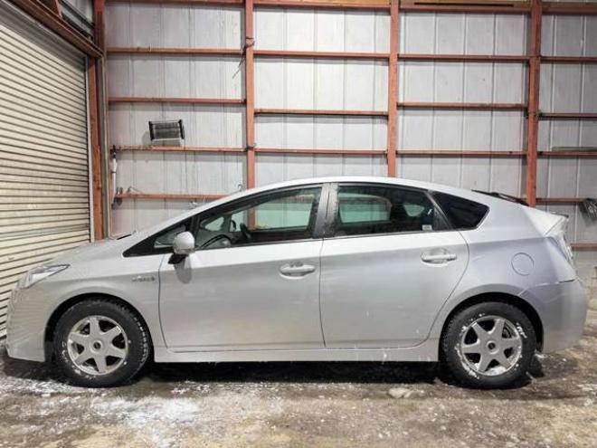 プリウス1.8 S　防錆塗装TVナビBカメ 2WD 1800