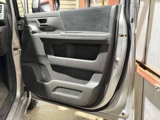 ステップワゴン2.0 G HIDエディション 4WD　防錆塗装4WDキーレスTVナビBカメエンスタ 2000