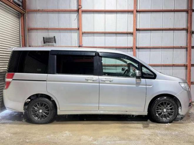 ステップワゴン2.0 G HIDエディション 4WD　防錆塗装4WDキーレスTVナビBカメエンスタ 2000