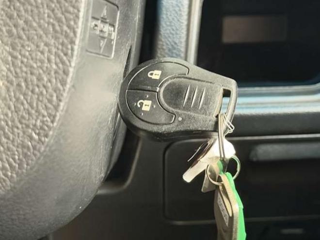 セレナ2.0 20S 4WD　防錆塗装4WDキーレスCDETC夏冬タイヤ 2000