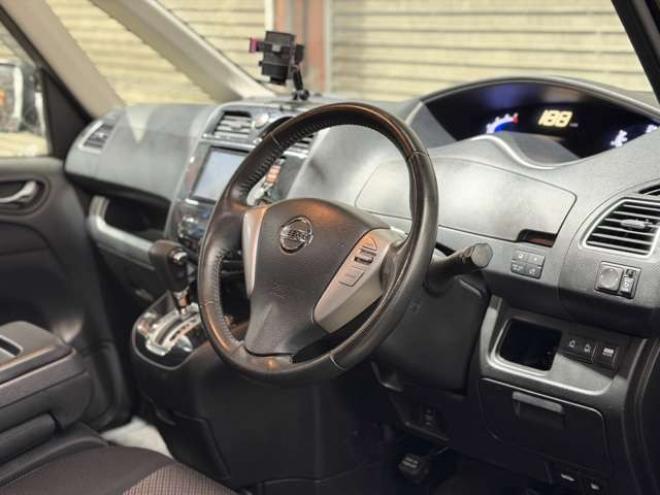 セレナ2.0 ハイウェイスター Vセレクション 4WD　防錆塗装4WDTVナビBカメETC後席モニタ夏冬タイヤ 2000