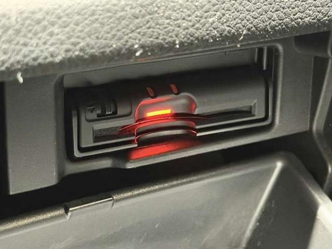 セレナ2.0 ハイウェイスター Vセレクション 4WD　防錆塗装4WDTVナビBカメETC後席モニタ夏冬タイヤ 2000