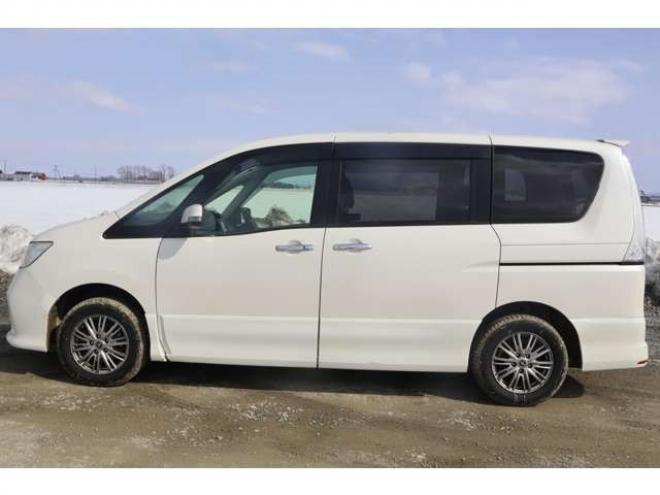 セレナ2.0 ハイウェイスター 4WD　検二年　TV　自社　ローンカノウ 2000