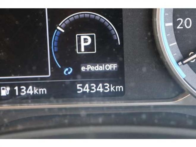 リーフG　検二年　プロパイロット　アラウンドビューモニター　フルセグ　2トーンルーフ 2WD 不明