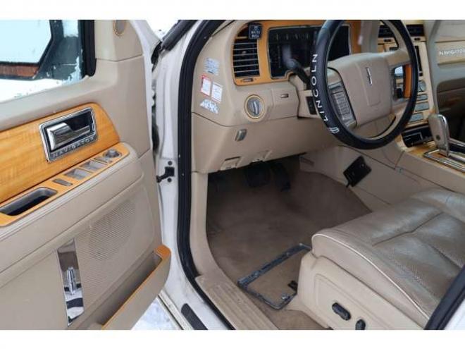 リンカーンナビゲーター 5.4 4WD　検1年　左ハンドル　革シート　スタッドレス 5400