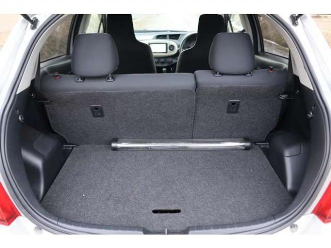 ヴィッツ1.3 F 4WD　検2年　自社　ローンカノウ 1300