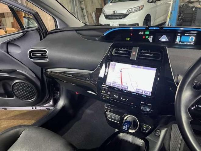 プリウス1.8 A プレミアム ツーリングセレクション E-Four 4WD　TRDスポイラー・18インチAW・純正8型ナビ・エンジンスターター・ドライブレコーダー・アダプティブクルーズコントロール・パワーシート・ETC・1500W給電・車検令和9年7月・寒冷地仕様車 1800