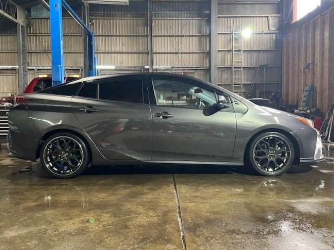 プリウス1.8 A プレミアム ツーリングセレクション E-Four 4WD　TRDスポイラー・18インチAW・純正8型ナビ・エンジンスターター・ドライブレコーダー・アダプティブクルーズコントロール・パワーシート・ETC・1500W給電・車検令和9年7月・寒冷地仕様車 1800