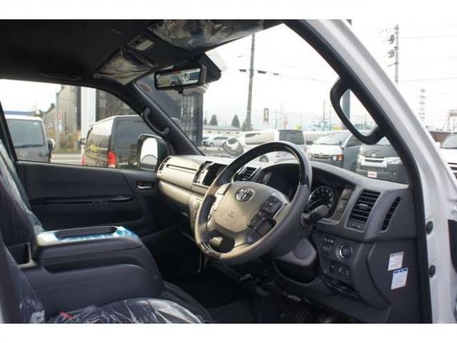 ハイエースバン2.8 スーパーGL ダークプライム S ロングボディ ディーゼルターボ 4WD　ダークプライムS　登録済未使用車　4WD　両側パワースライドドア　デジタルインナーミラー　全方位カメラ　バックカメラ　寒冷地仕様　プッシュスタート　スマートキー　415COBRAフラットベッドキット 登録済未使用車 2800