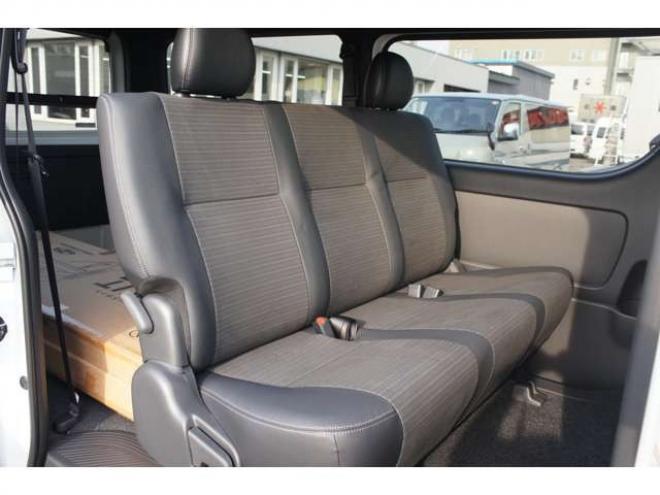 ハイエースバン2.8 スーパーGL ダークプライム S ロングボディ ディーゼルターボ 4WD　ダークプライムS　登録済未使用車　4WD　両側パワースライドドア　デジタルインナーミラー　全方位カメラ　バックカメラ　寒冷地仕様　プッシュスタート　スマートキー　415COBRAフラットベッドキット 登録済未使用車 2800