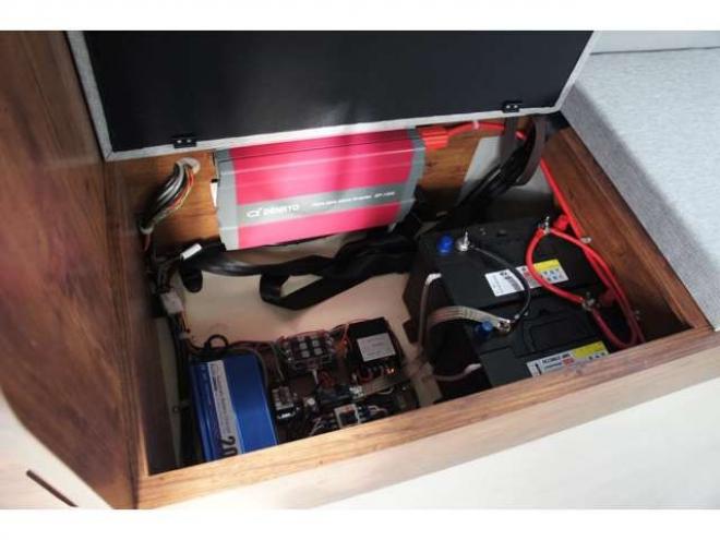 ハイエースバンスーパーロングHR　8人乗りキャンピング4WD　走行充電&外部充電&サブバッテリー　　　&FFヒーター&冷蔵庫&シンク&給排水　アルパインBIG-X&フリップダウン　415COBRAフロントリップ&バッドラッカー17AW　デジタルインナー　全方位カメラ 2700