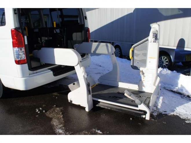 レジアスエース2.7 ウェルキャブ Bタイプ スーパーロング 4WD　ワンオーナー　純正メモリーナビTV　Bカメラ　車いす移動車　車いす2基固定装置付き　9人乗り　リア電動リフト　寒冷地仕様 福祉車両 2700