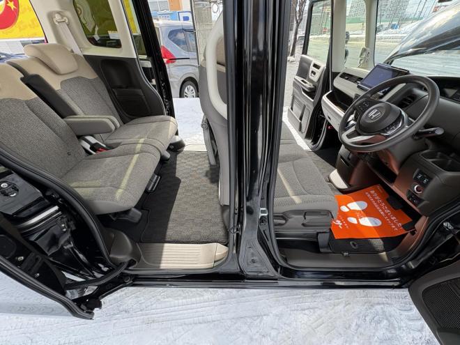N-BOXN-BOX 4WD L寒冷地仕様　管理車両　ワンオーナー　右パワースライドドアOP LED ＶＳＣ　ブレーキアシスト　８インチナビブルートゥース　純正エンジンスタート　シートヒーター　バイザー　ドラレコ付 4WD 660 5Dr