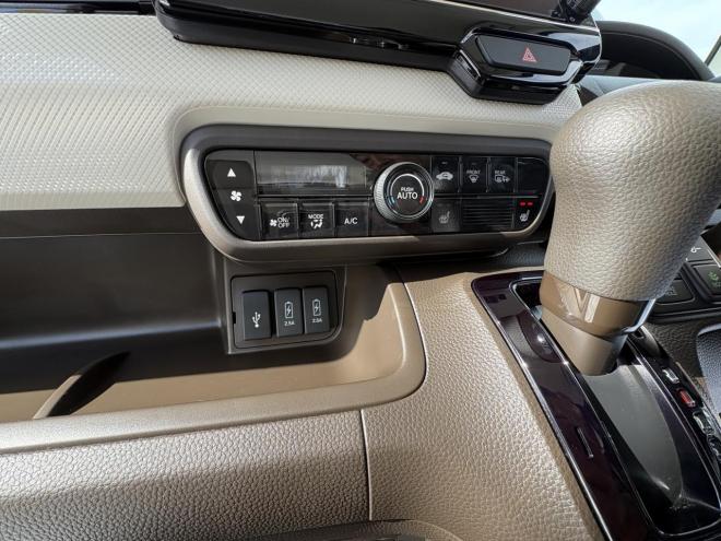 N-BOXN-BOX 4WD L寒冷地仕様　管理車両　ワンオーナー　右パワースライドドアOP LED ＶＳＣ　ブレーキアシスト　８インチナビブルートゥース　純正エンジンスタート　シートヒーター　バイザー　ドラレコ付 4WD 660 5Dr