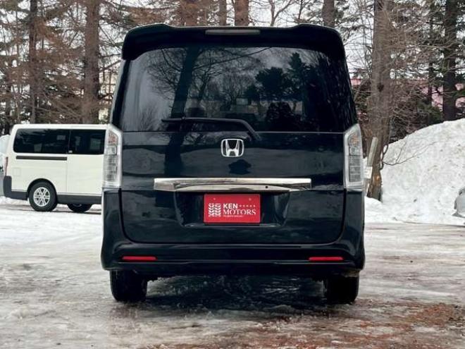 ステップワゴン2.0 スパーダ Z クールスピリット 4WD　純正地デジナビ　エンジンスターター　クルーズコントロール　フリップダウン　ABS　パワステ　パワーウィンドウ　キーレスエントリー　スマートキー　3列シート　両側電動スライドドア　社外アルミ 2000