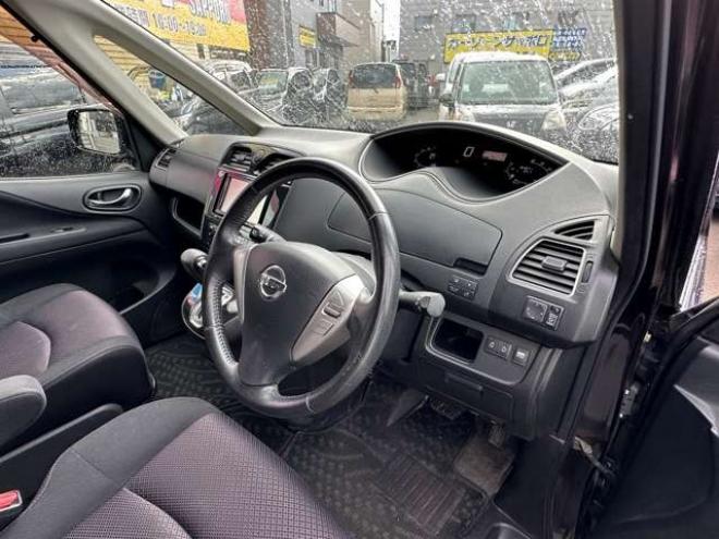 セレナ2.0 ハイウェイスター Vセレクション 4WD　両側ワンタッチオートスライドドア　アイドリングトップ　横滑り防止装置　プッシュスタート　クルーズコントロール　社外アルミホイール夏 2000