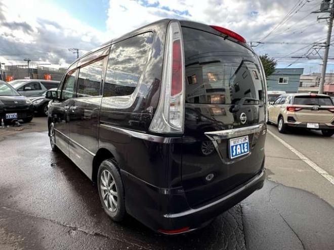 セレナ2.0 ハイウェイスター Vセレクション 4WD　両側ワンタッチオートスライドドア　アイドリングトップ　横滑り防止装置　プッシュスタート　クルーズコントロール　社外アルミホイール夏 2000