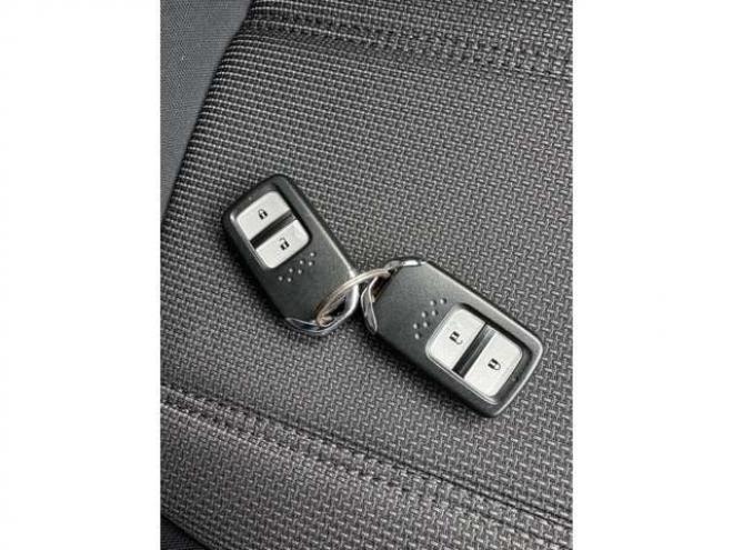 フィット1.5 e:HEV ホーム 4WD　純正ナビ　Bluetooth　バックカメラ　クルーズコントロール　コーナーセンサー　ハーフレザーシート　ETC　ミラーヒーター　横滑り防止装置　ブレーキホールド　USB前後　社外アルミホイール夏 1500