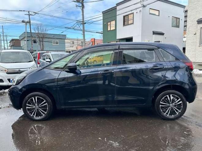 フィット1.5 e:HEV ホーム 4WD　純正ナビ　Bluetooth　バックカメラ　クルーズコントロール　コーナーセンサー　ハーフレザーシート　ETC　ミラーヒーター　横滑り防止装置　ブレーキホールド　USB前後　社外アルミホイール夏 1500