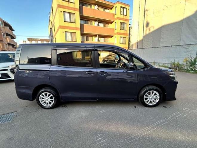 ヴォクシー2.0 X 4WD　電動スライドドア　冬タイヤセット　ドラレコ　アクセル踏み間違い防止装置 ナビTVバックモニター 2000