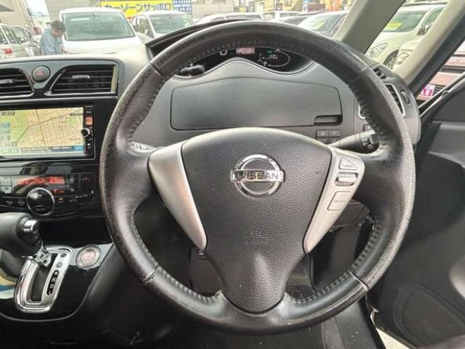 セレナ2.0 ハイウェイスター Vセレクション 4WD　ナビフルセグTV　フリップダウンモニター 2000