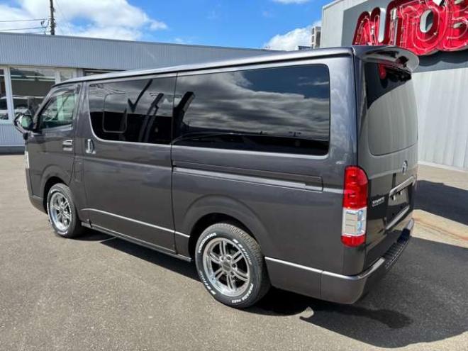 ハイエースバン2.8 スーパーGL ダークプライムII ロングボディ ディーゼルターボ 4WD　グレーメタリック　415COBRAクリーンルック3フロントスポイラー　ステージ2ルーフスポイラー　バッドフェイスBY2ボンネット　バッドラッカー17インチAW　ヨコハマPARADA17インチホワイトレター 2800