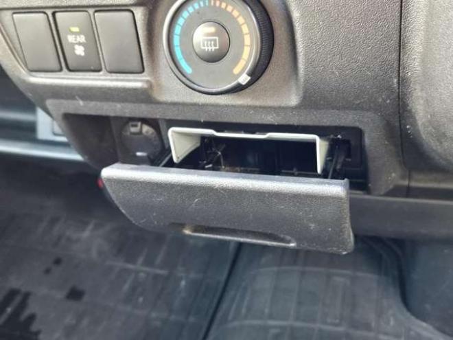 ハイエースバン3.0 DX ロング ディーゼルターボ 4WD　4WD　6人乗り　リアヒーター&リアクーラー　パワーヒート　キーレス　トヨタ純正オーディオプレーヤー　FM/AM　AUX　フロントベンチシート　マルチユースシートバックコンソール　リアアンダーミラー 3000