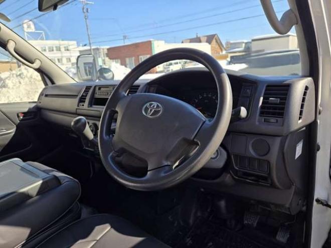 ハイエースバン3.0 DX ロング ディーゼルターボ 4WD　4WD　6人乗り　リアヒーター&リアクーラー　パワーヒート　キーレス　トヨタ純正オーディオプレーヤー　FM/AM　AUX　フロントベンチシート　マルチユースシートバックコンソール　リアアンダーミラー 3000