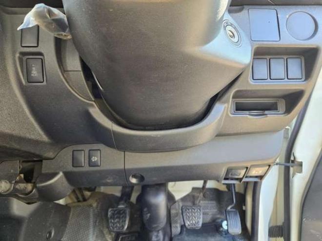 ハイエースバン3.0 DX ロング ディーゼルターボ 4WD　4WD　6人乗り　リアヒーター&リアクーラー　パワーヒート　キーレス　トヨタ純正オーディオプレーヤー　FM/AM　AUX　フロントベンチシート　マルチユースシートバックコンソール　リアアンダーミラー 3000