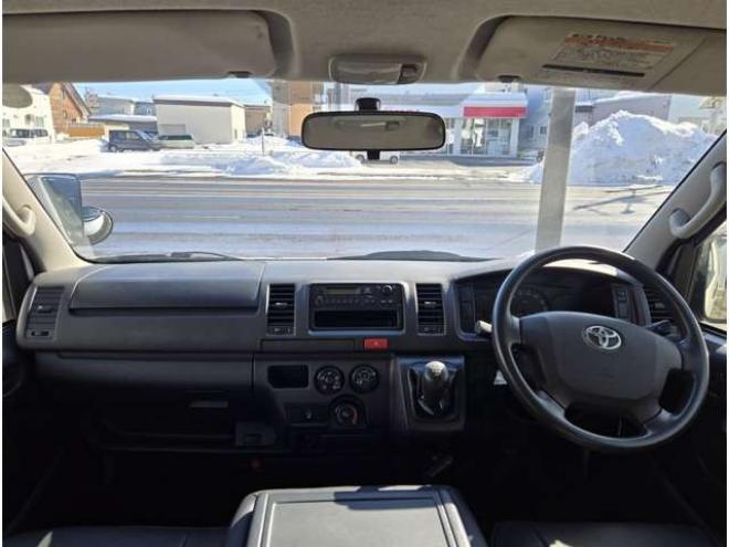 ハイエースバン3.0 DX ロング ディーゼルターボ 4WD　4WD　6人乗り　リアヒーター&リアクーラー　パワーヒート　キーレス　トヨタ純正オーディオプレーヤー　FM/AM　AUX　フロントベンチシート　マルチユースシートバックコンソール　リアアンダーミラー 3000