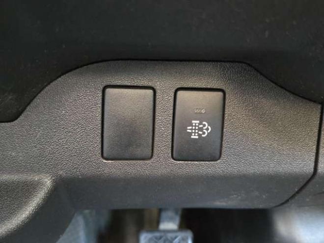 ハイエースバン3.0 DX ロング ディーゼルターボ 4WD　4WD　6人乗り　リアヒーター&リアクーラー　パワーヒート　キーレス　トヨタ純正オーディオプレーヤー　FM/AM　AUX　フロントベンチシート　マルチユースシートバックコンソール　リアアンダーミラー 3000